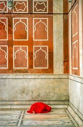 Architecture;-Delhi;-Femme;-Grès-rouge;-Inde;-Islam;-Jama-Masjid;-Kaleidos;-Kaleidos-images;-La-parole-à-limage;-Marbre;-Mosquée;-Musulmane;-Prière;-Prosternation;-Rouge;-Stories-Pictures;-Tarek-Charara;-Vieux-Delhi
